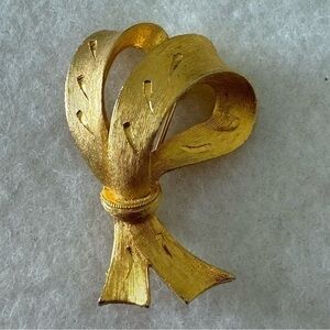 Estate Vintage Jonette Jewelry JJ Yellow Gold Metal Ribbon Brooch Pin EUC